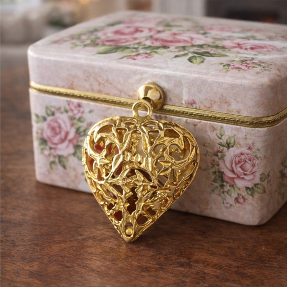 Retro Puffy Filigree Heart Vintage Gold Pendant